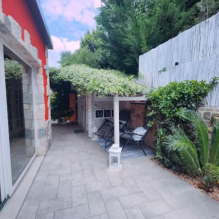 Rifugio Di Giusy, With Swimming Pool ברדולינו